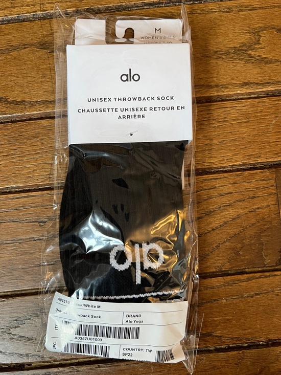 ALO Yoga Accessories - ALO Yoga Black Throwback Athletic Sock Size Medium NWT
